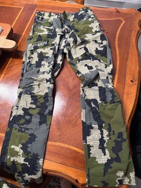 KUIU Men's Digital Camo Hunting Pants - Green/Gray/Black